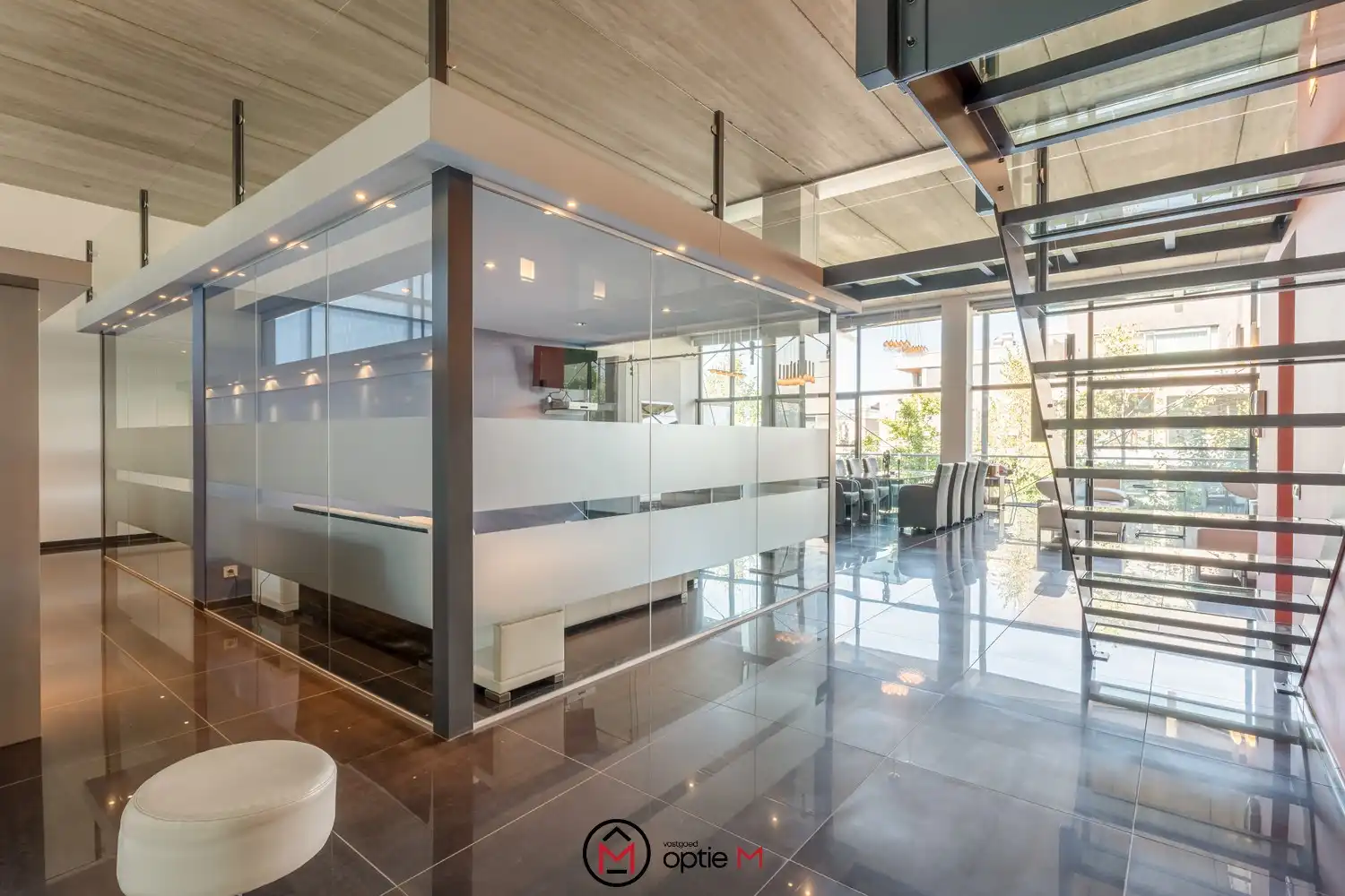 Unieke loft met 2 slaapkamers, terras en parking foto 15