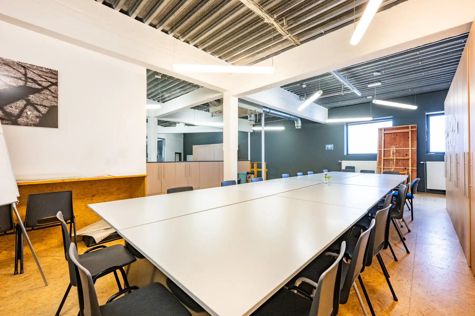 Ruim en veelzijdig bedrijfspand met parking en opslag foto 60