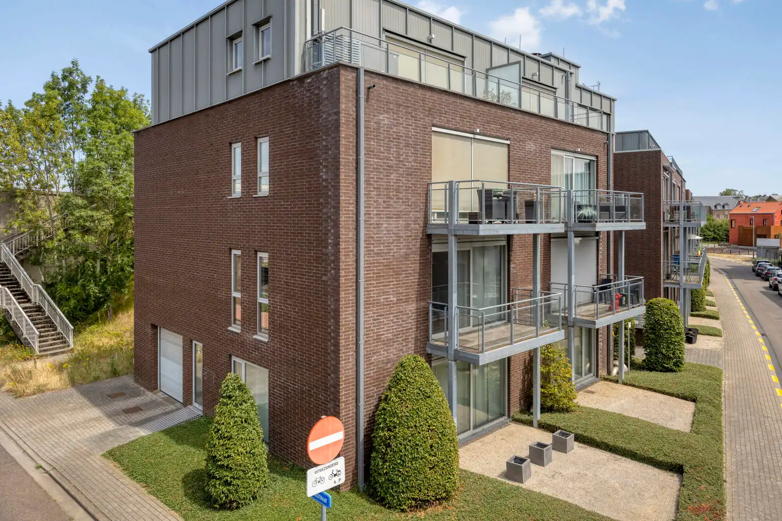 RECENT APPARTEMENT MET BERGING EN PARKEERPLAATS foto 29