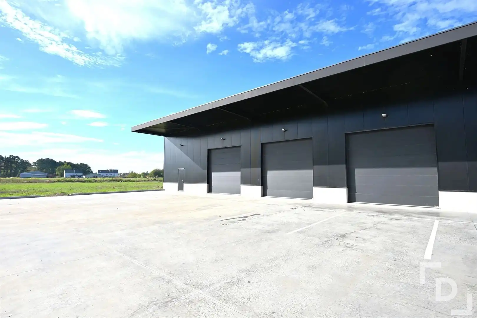 Opslagruimte van 435m² met parkeerterrein te huur in Ieper foto {{pictureIndex}}