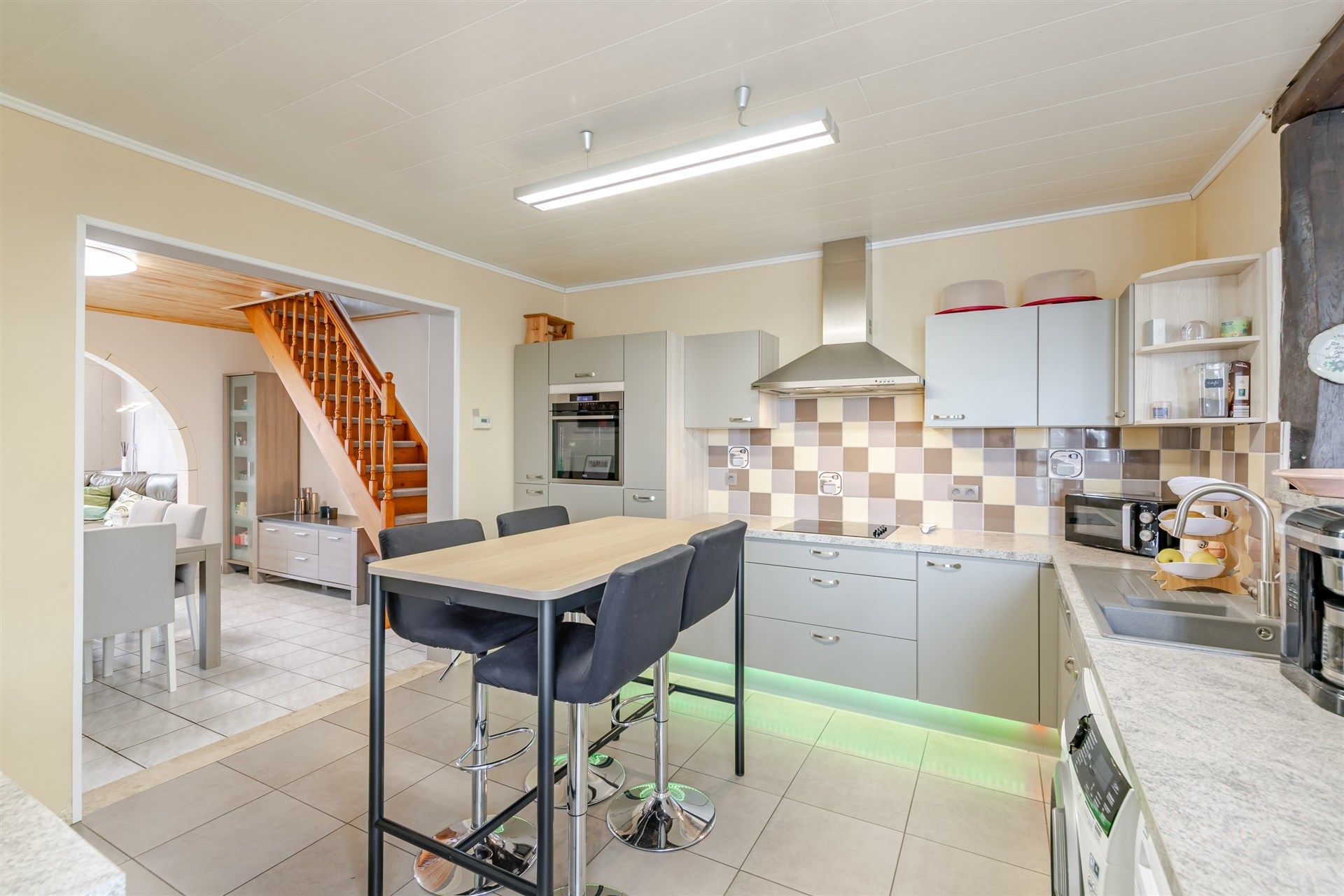 Gezinswoning met vier slaapkamers, garagegebouw en grote tuin op 1705 m² foto 6