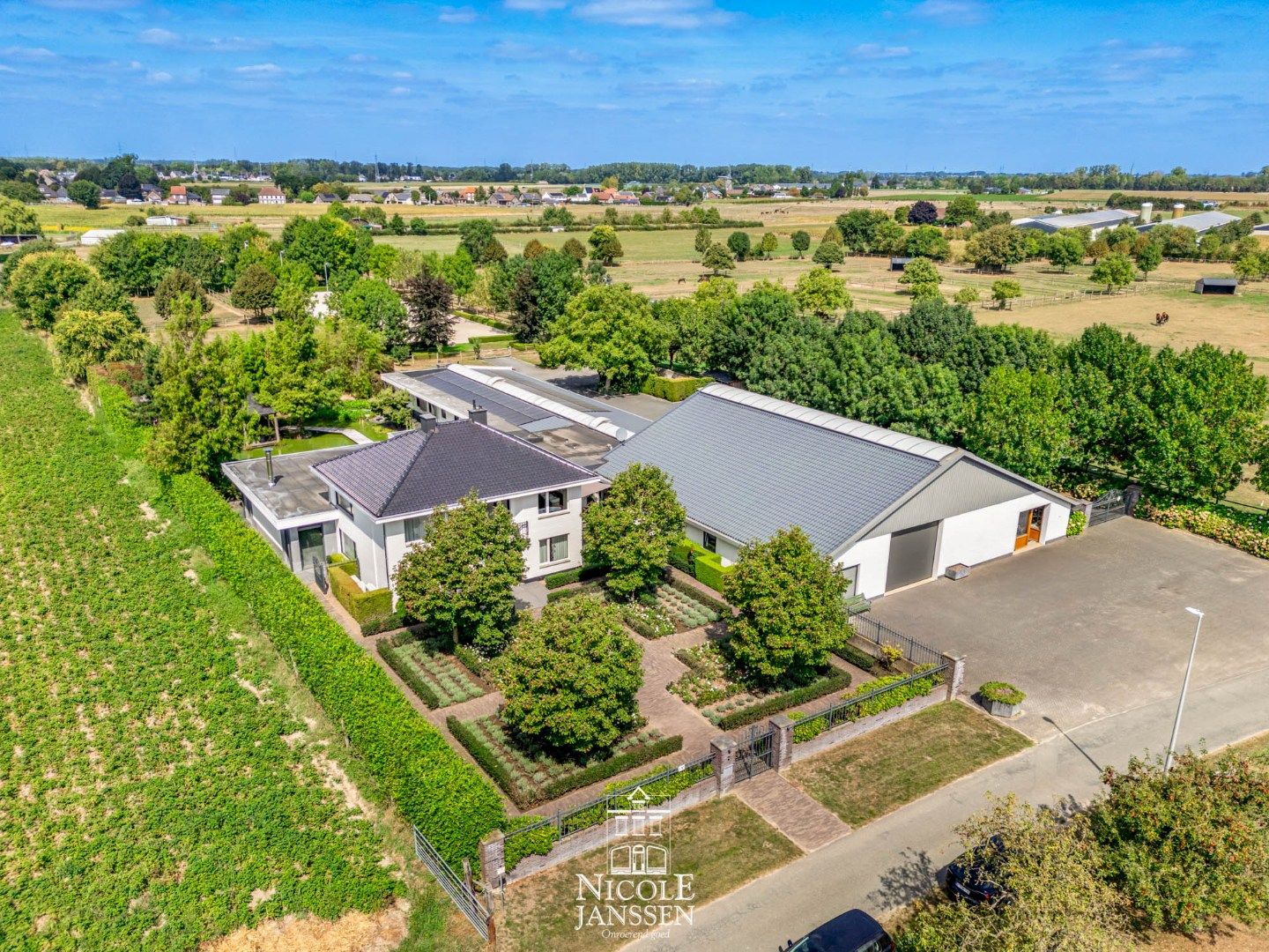 Moderne riante woning met paardenstallen en uitgestrekte weiden foto 3
