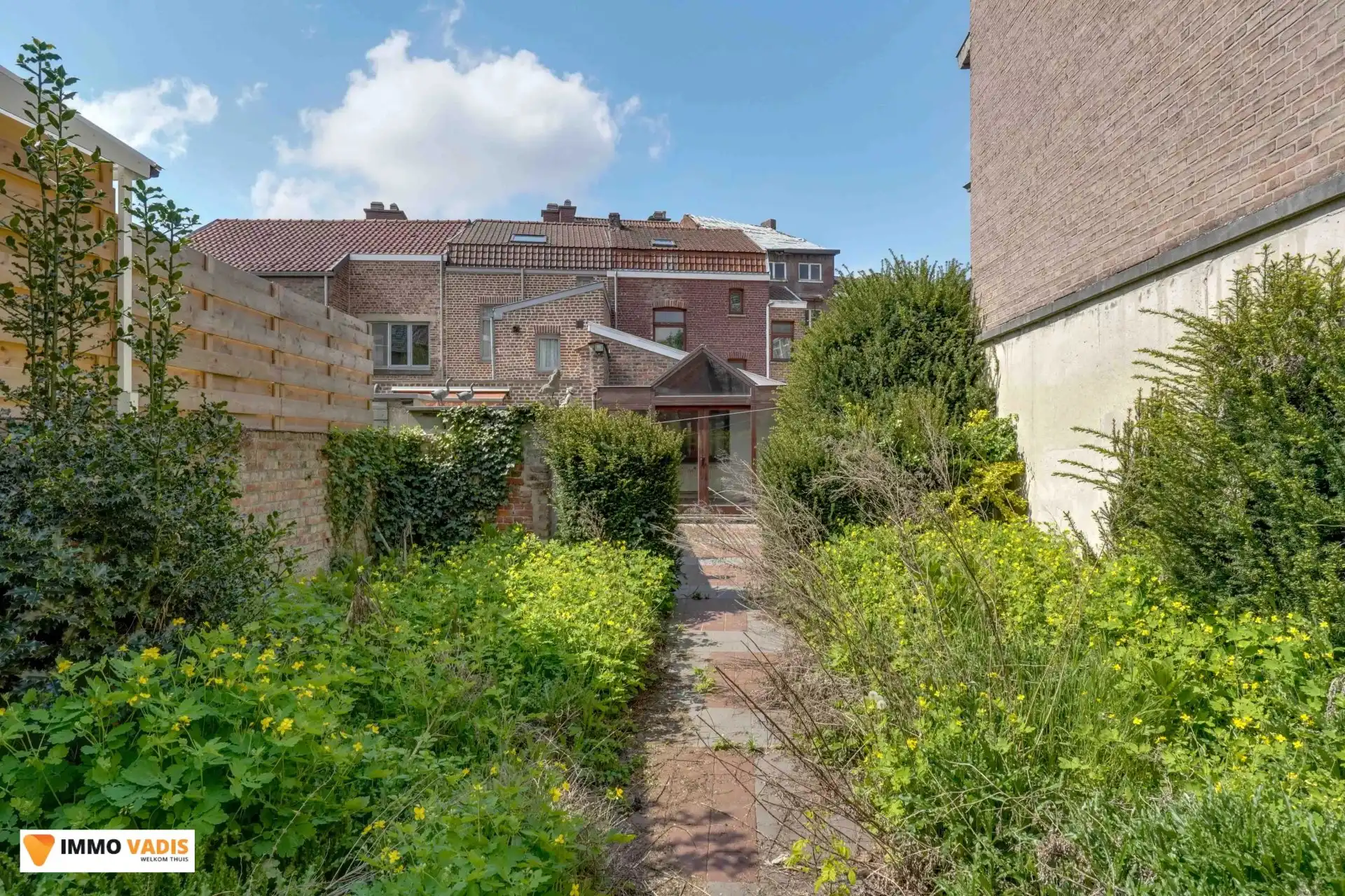 Authentiek herenhuis met karakter, klaar voor een stijlvolle renovatie. foto 9