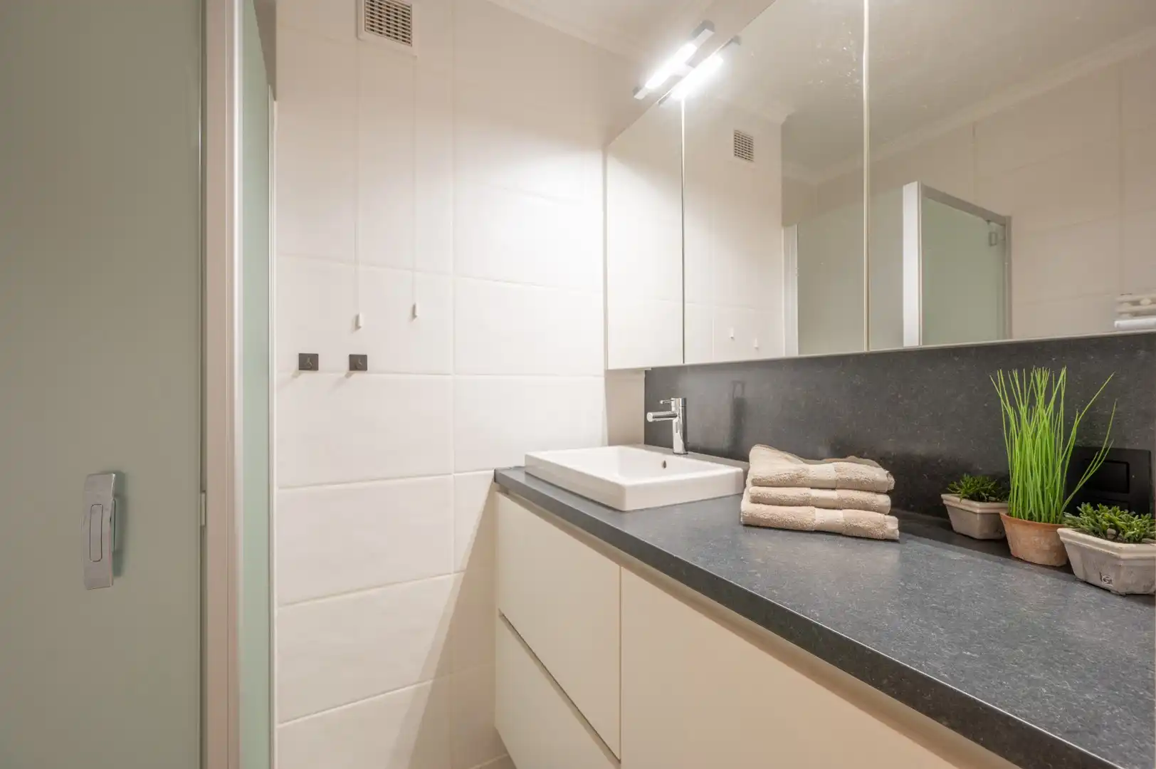 Gerenoveerd appartement met terras, twee slaapkamers en zwembad foto 6