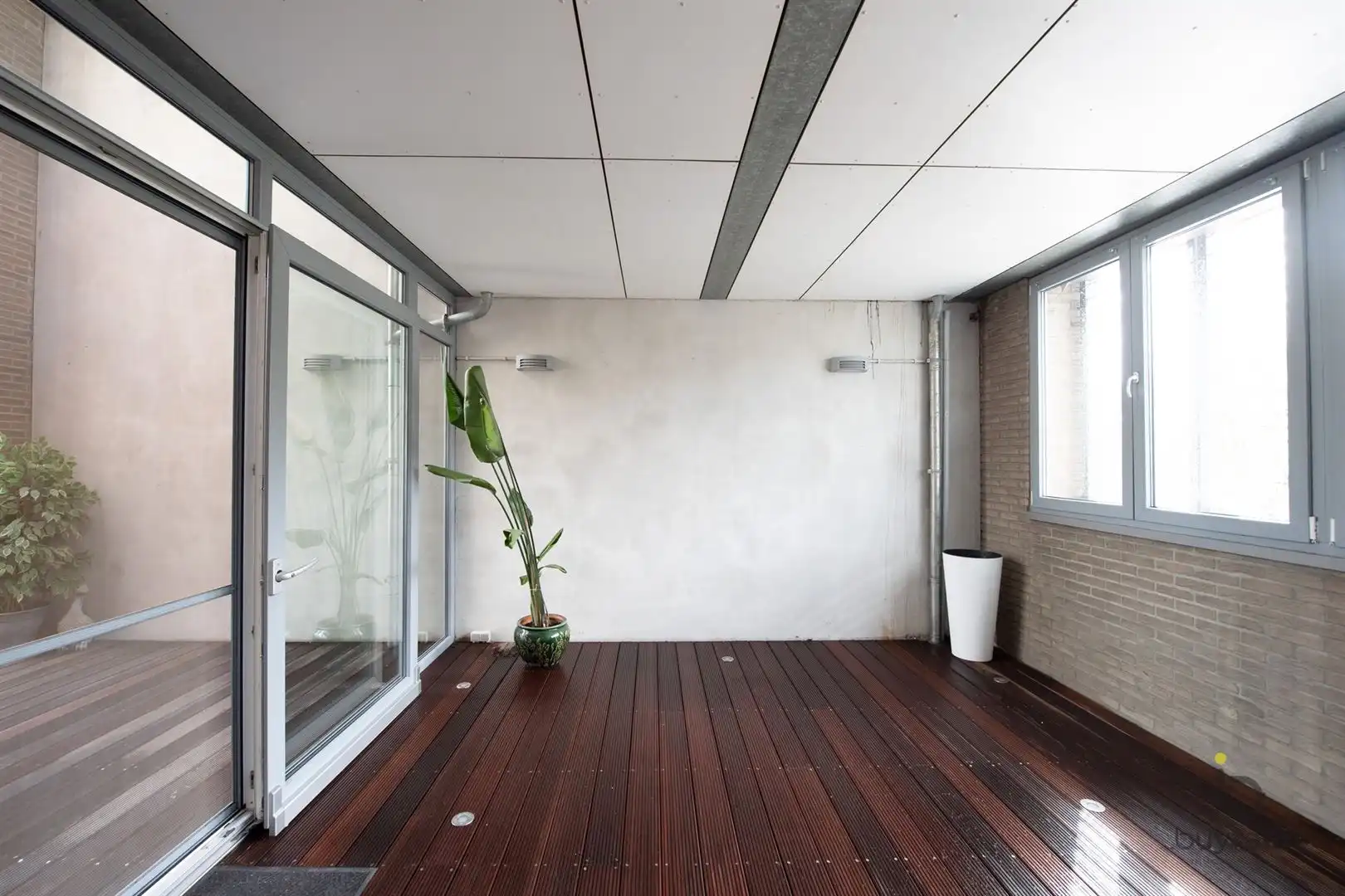 Ruim appartement met vooraan en achteraan terrassen en parking op een pleintje. foto 9