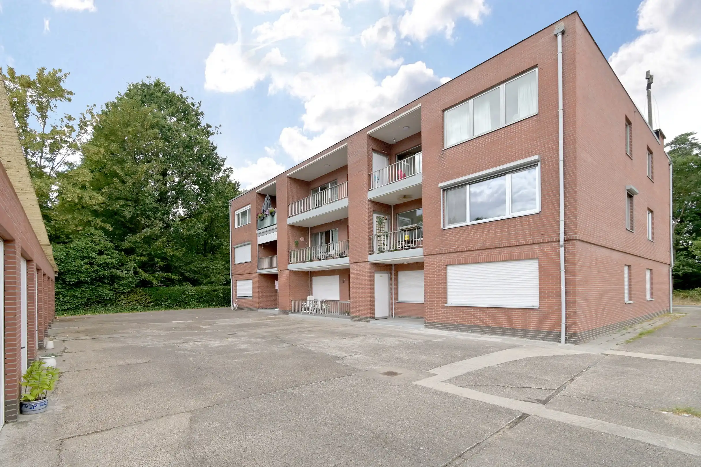 Vernieuwd appartement met drie slaapkamers en garage in Sint-Niklaas foto 19