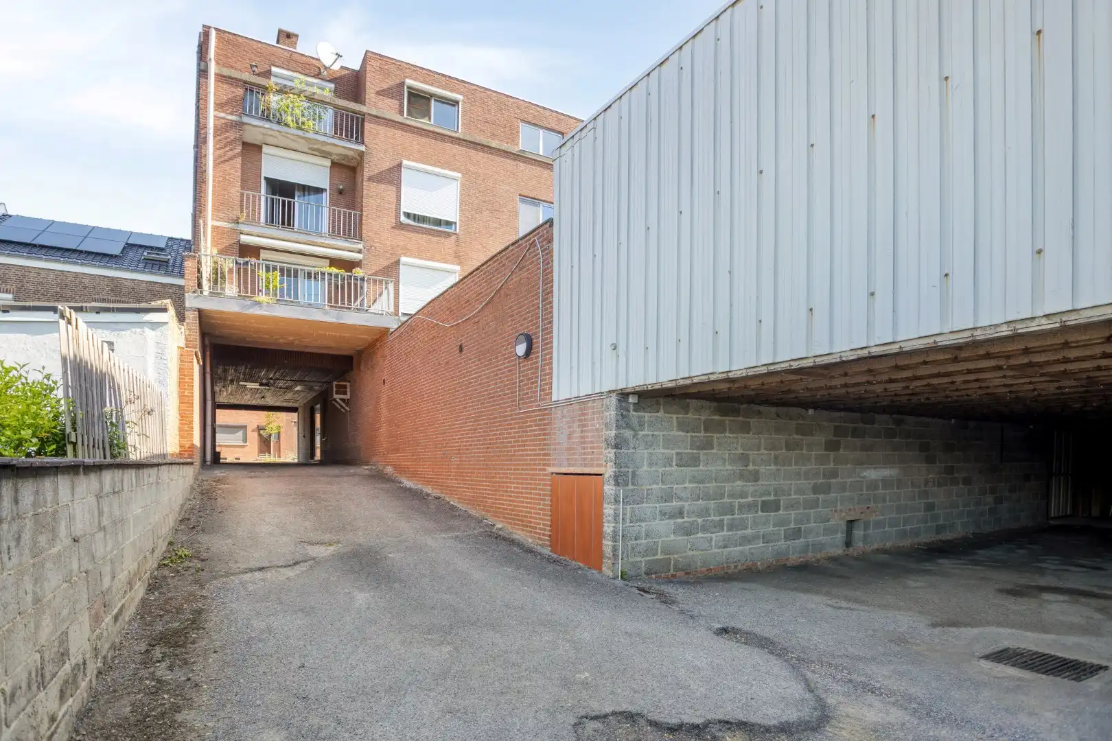 Ruim appartement met bovenliggende studio en garage foto 23