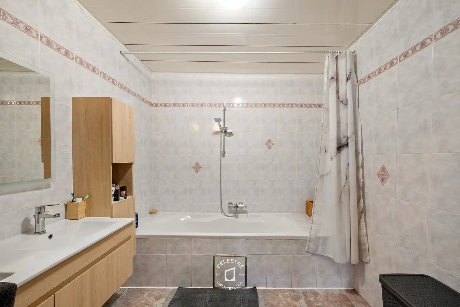 GERENOVEERD GELIJKVLOERS APP. INLUSIEF GARAGEBOX. foto 12