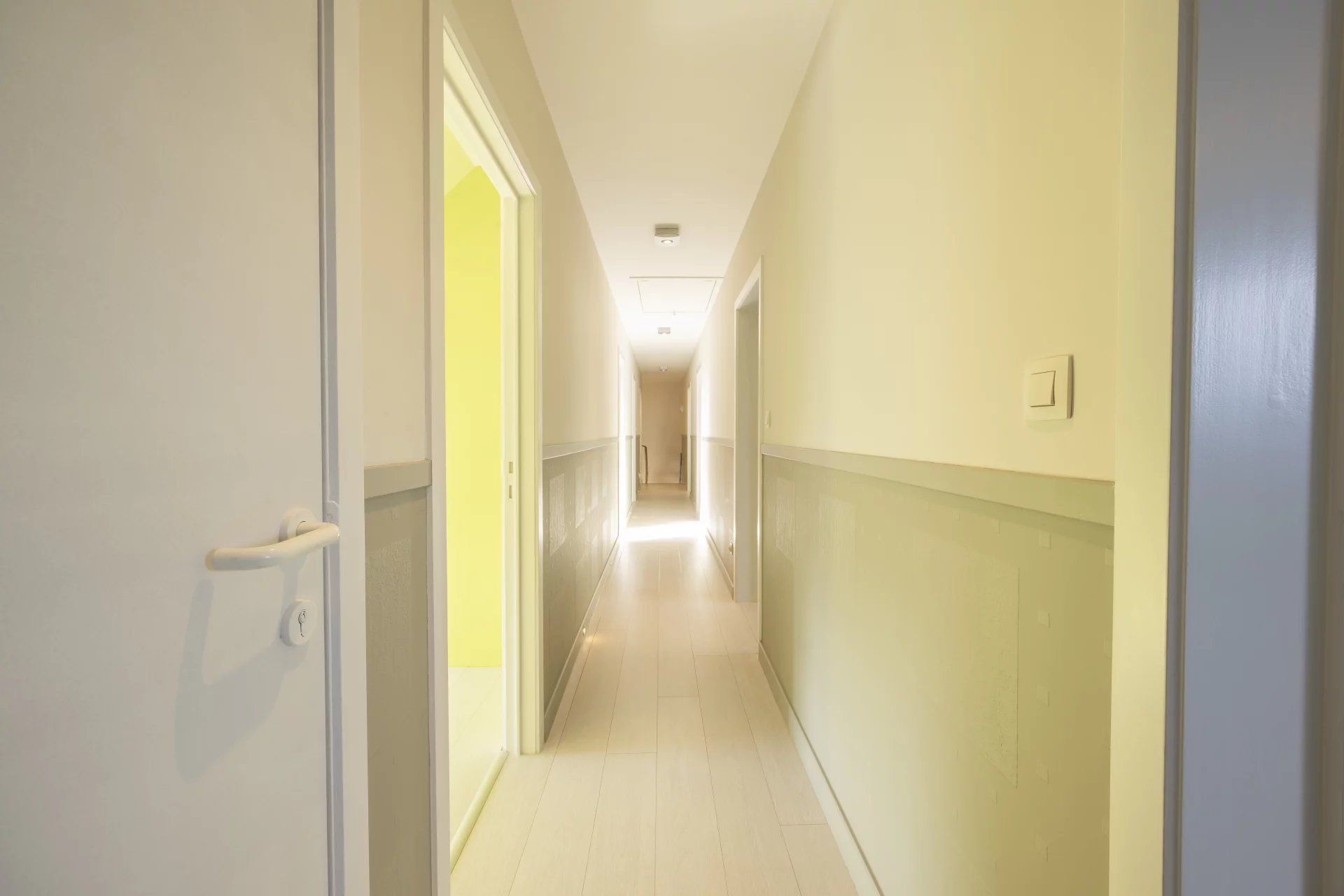 Ruim appartement met 4 slaapkamers, groot terras, tuin en garage. foto 17