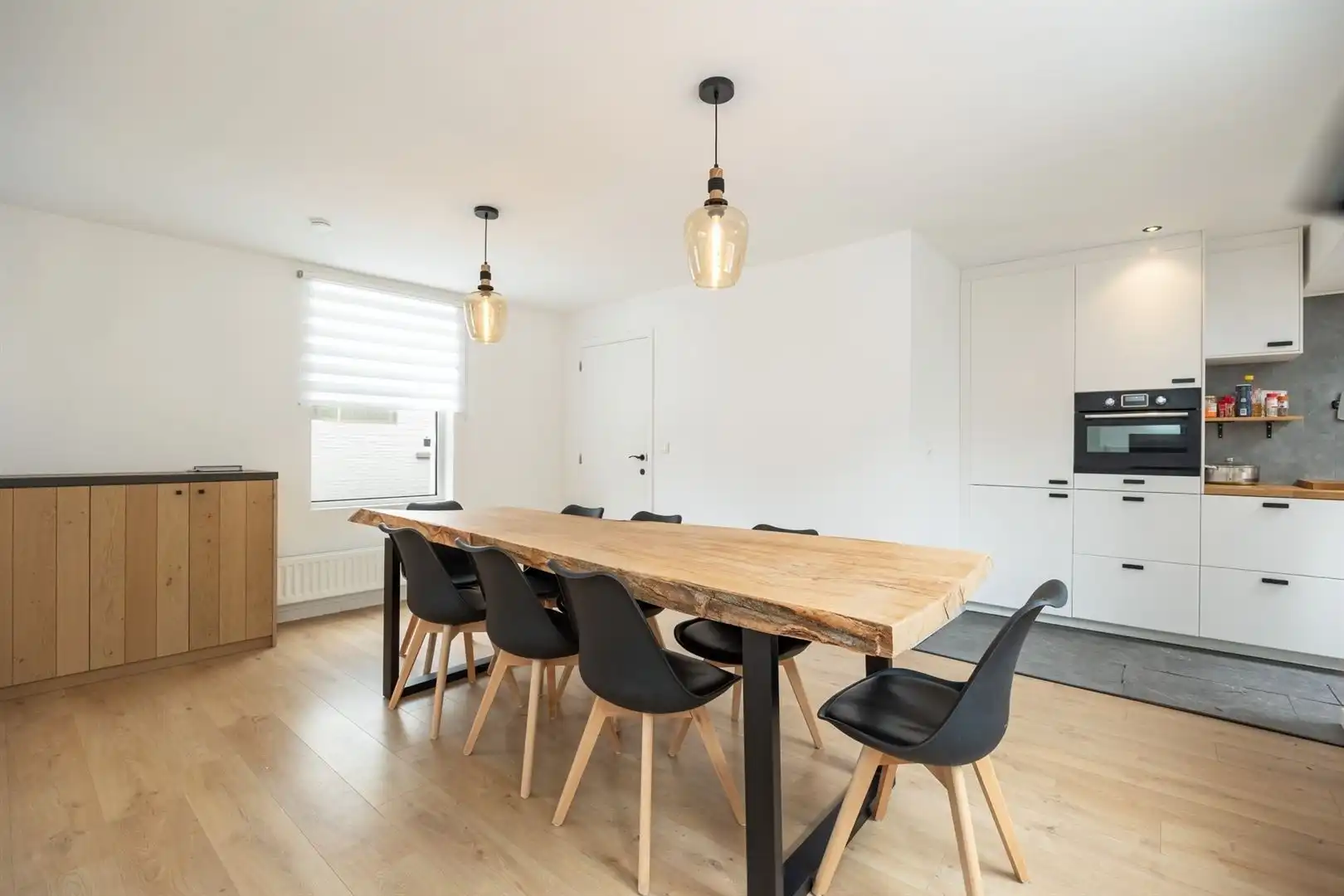 Fijne , recent gerenoveerde starterswoning met  2 slpk foto {{pictureIndex}}