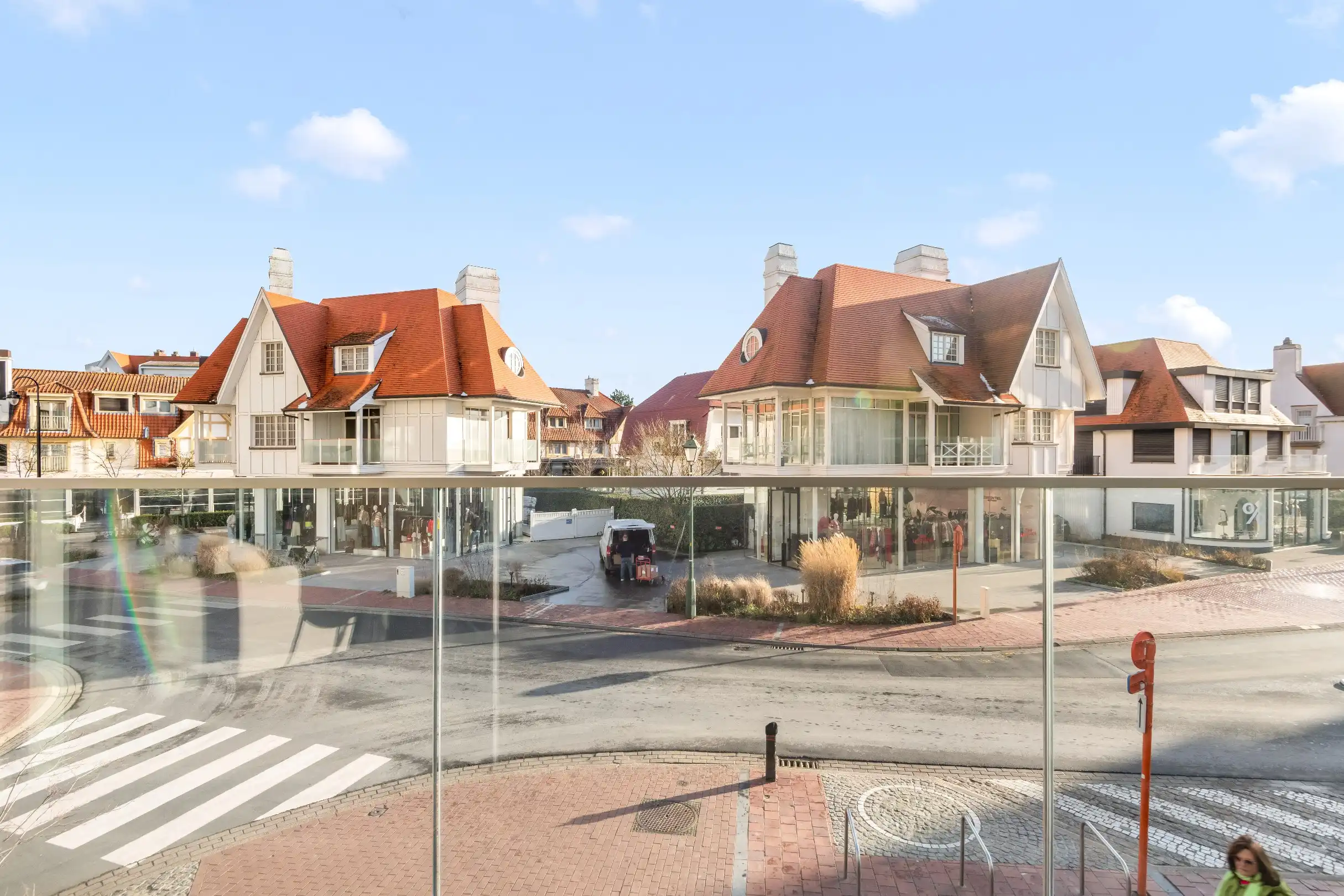 Mooi afgewerkt, gemeubeld zuidgericht app. met open zicht gelegen op de Kustlaan aan het Driehoeksplein incl. ruime box in het Yzerpark.  foto 2