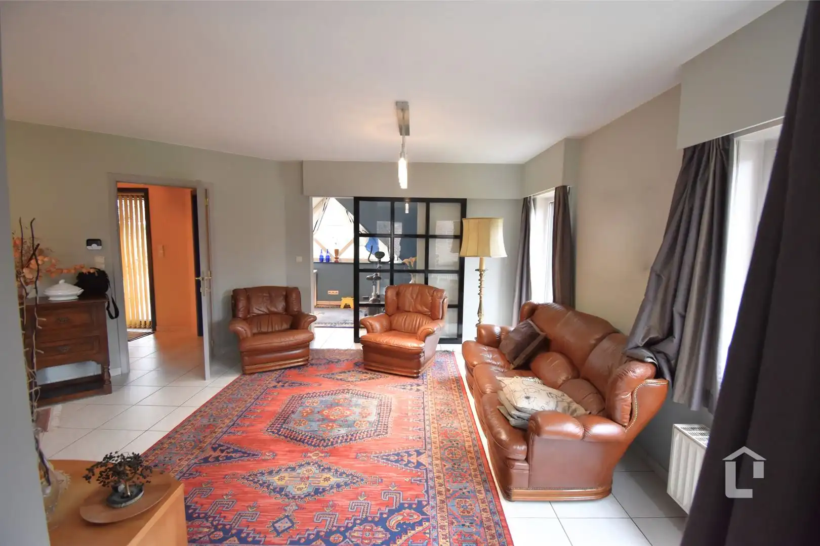 Ruime, unieke villa met bureaus in woonwijk foto 5