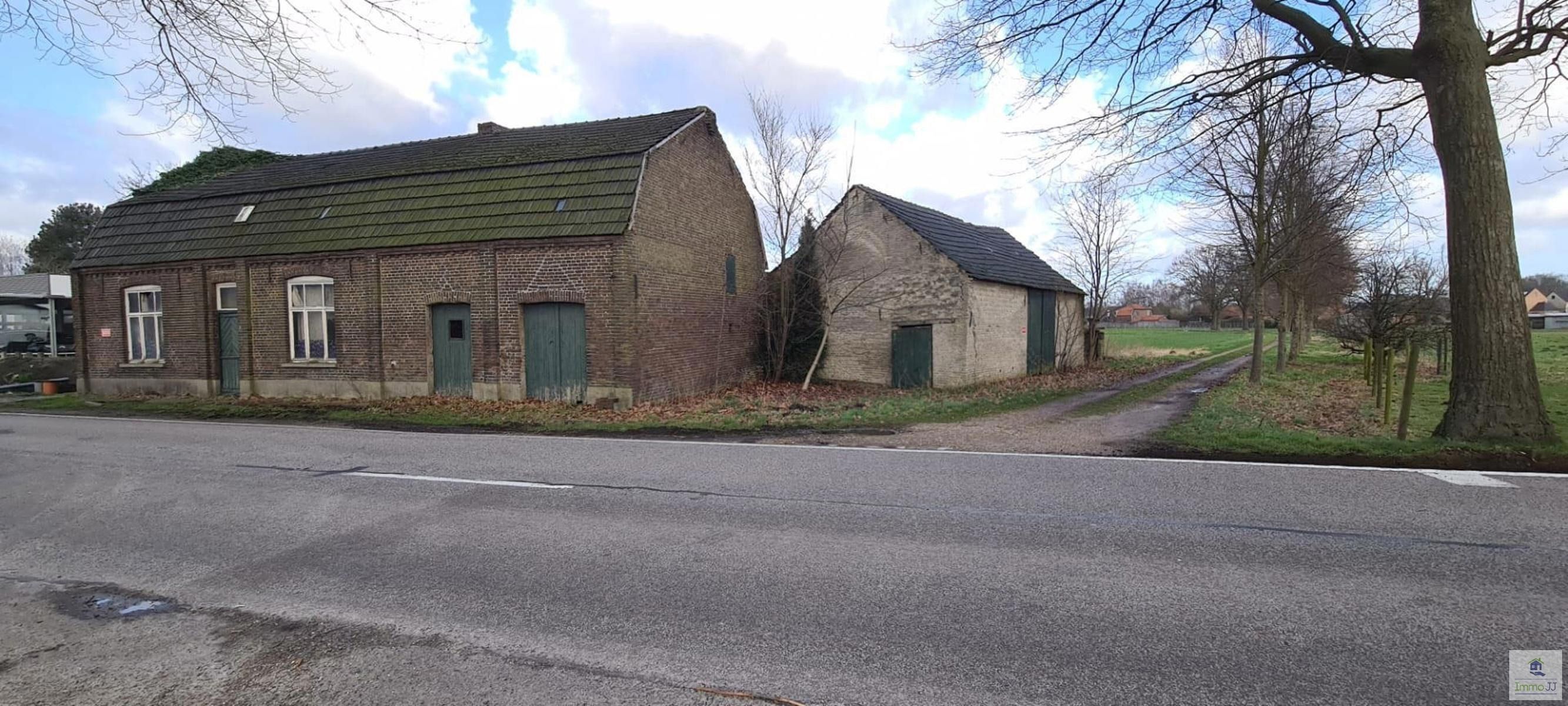 Te renoveren hoeve met weiland foto 8