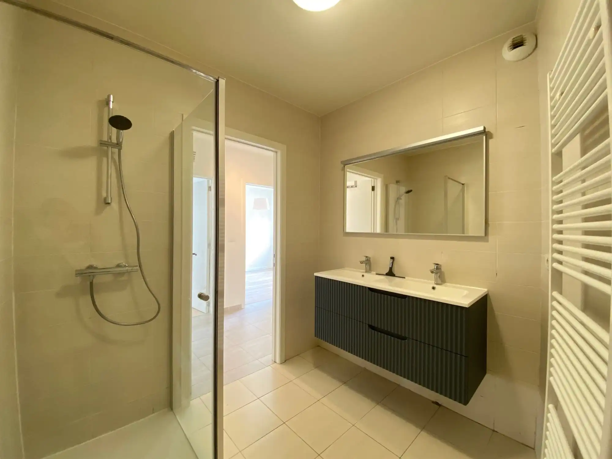 Gelijkvloers appartement met 2 slaapkamers en autostaanplaats  foto 9