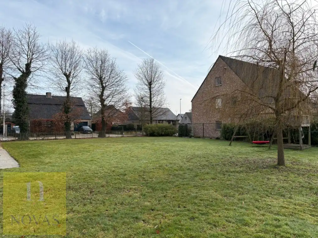 Knappe bouwgrond op mooie locatie, 18m straatbreedte en 612m² oppervlakte foto {{pictureIndex}}