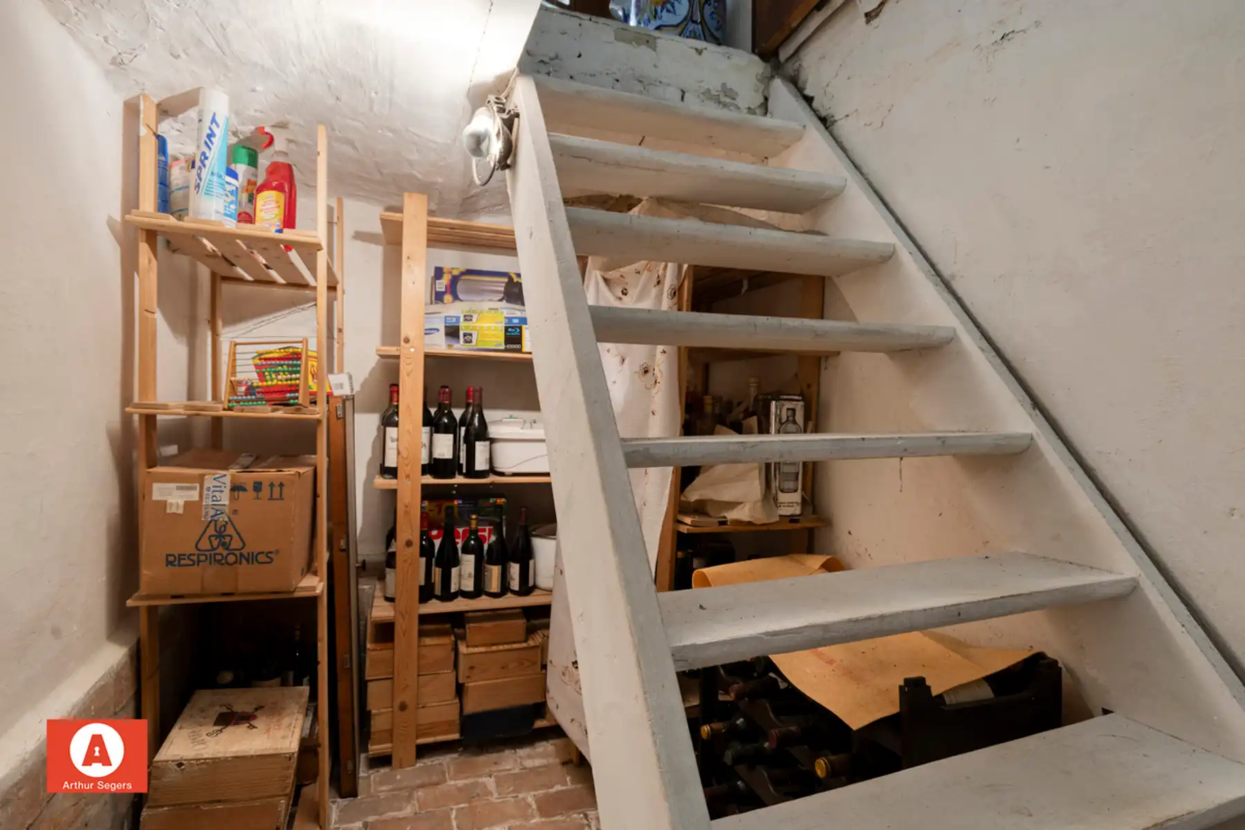 Solide half-open bebouwing met achtergelegen fietswegel. foto 8