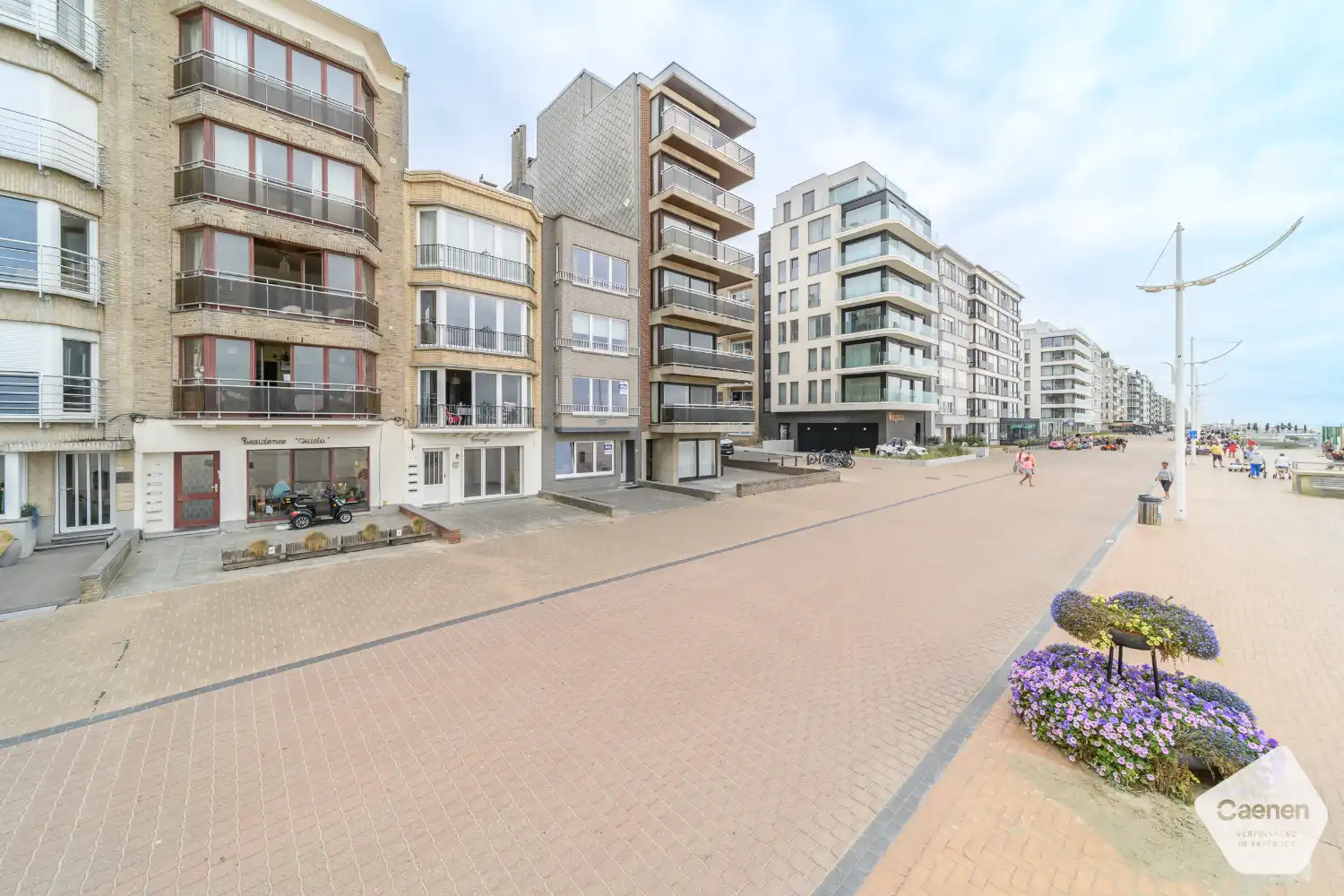 Hoofdfoto van de publicatie: Gelijkvloers 2-slaapkamerappartement met frontaal zeezicht op de Zeedijk van Koksijde