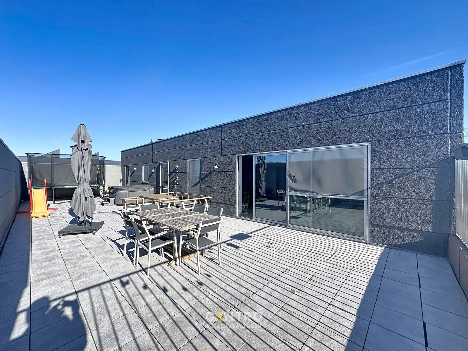 Instapklaar BEDRIJFSGEBOUW (bj. 2009) bestaande uit geïsoleerde MAGAZIJN, KANTOREN en een luxueus afgewerkte LOFT-APPARTEMENT op verdieping. Op bedrijventerrein "Oude Barriere" te Diksmuide. foto 14