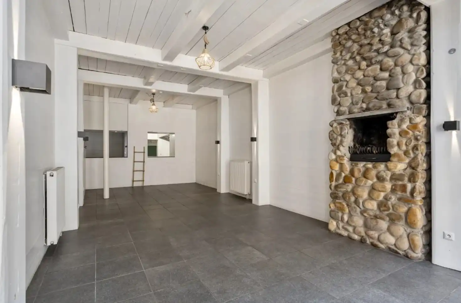 Unieke investeringsopportuniteit in het hart van Maaseik Handelspand + 2 verhuurde appartementen | Centrale ligging | Interessant verhuurpotentieel foto 3