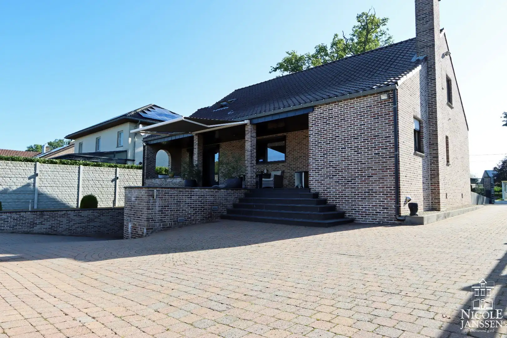 Instapklare gezinswoning met drie slaapkamers, twee badkamers, grote kelder en vrijstaande garage foto 2