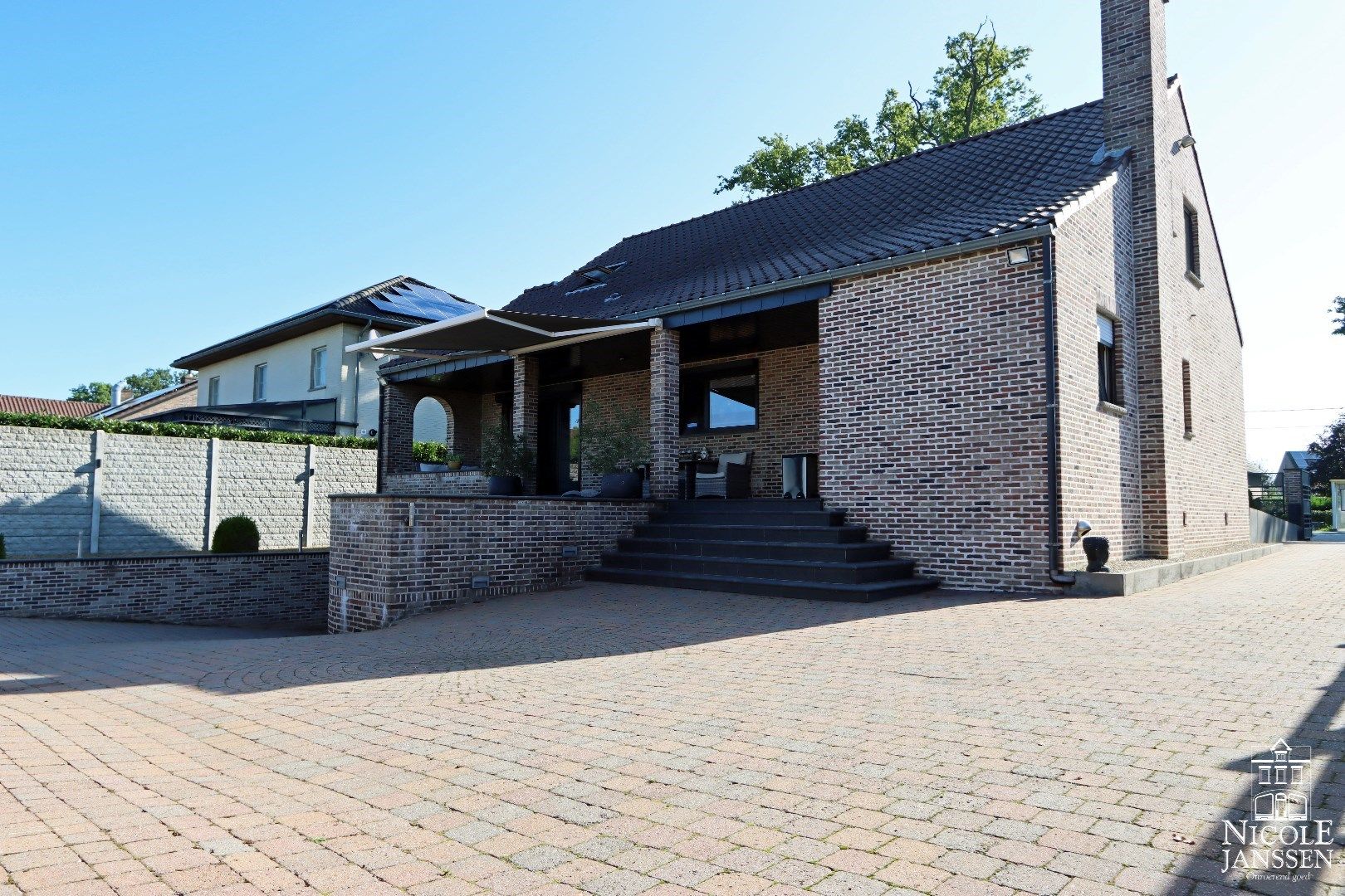 Instapklare gezinswoning met drie slaapkamers, twee badkamers, grote kelder en vrijstaande garage foto 2