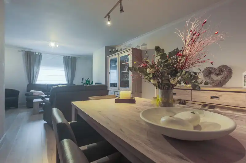 Halfopen woning met 3 slaapkamers, magazijn/ grote garage en tuin op 510 m² foto 2