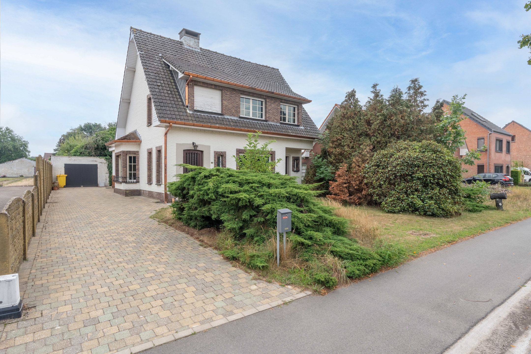 Hoofdfoto van de publicatie: Te renoveren gezinswoning (196m²) op perceel van 1.943m².