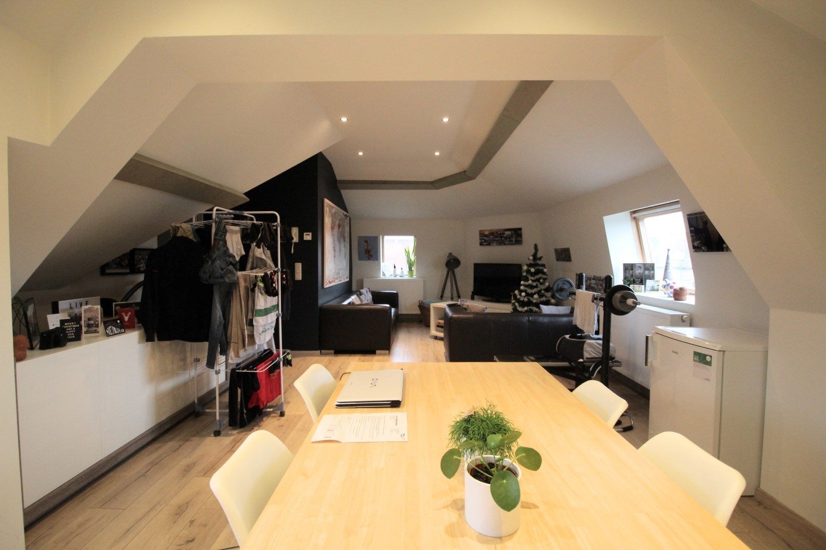OPBRENGSTEIGENDOM BESTAANDE UIT HANDELSGELIJKVLOERS EN 2 APPARTEMENTEN foto 8