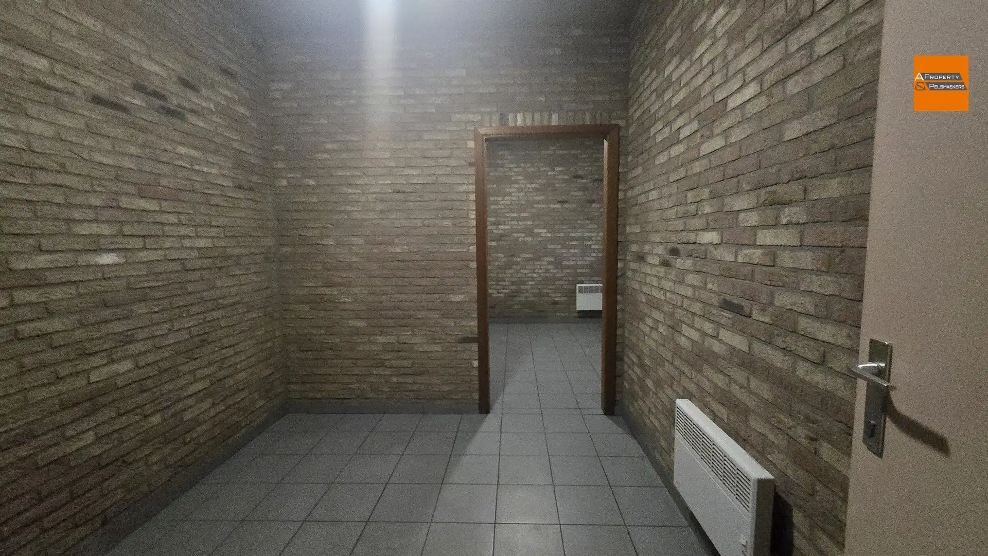 Groot Magazijn/Atelier (1050 m²) met Kantoorruimte (140 m²) te Laken (Mutsaard) foto 22