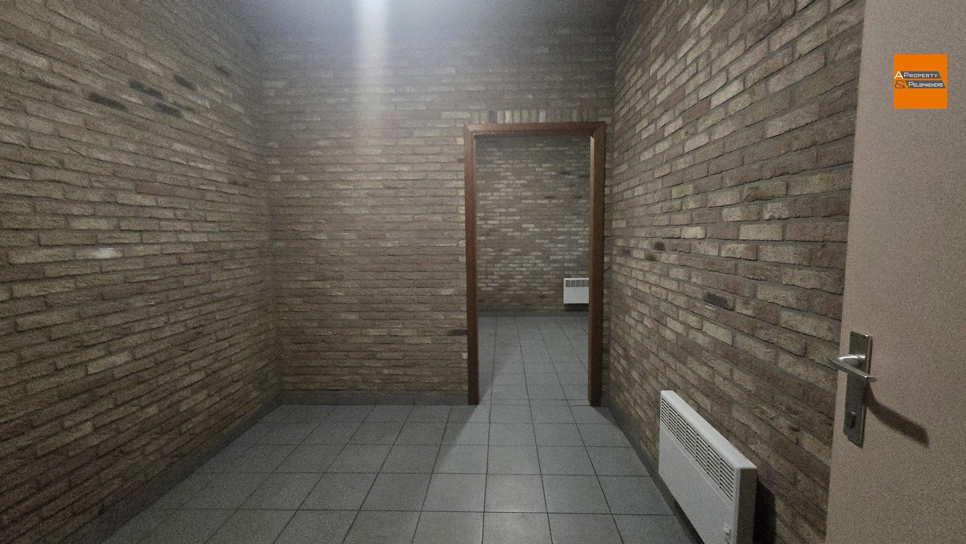 Groot Magazijn/Atelier (1050 m²) met Kantoorruimte (140 m²) te Laken (Mutsaard) foto 22