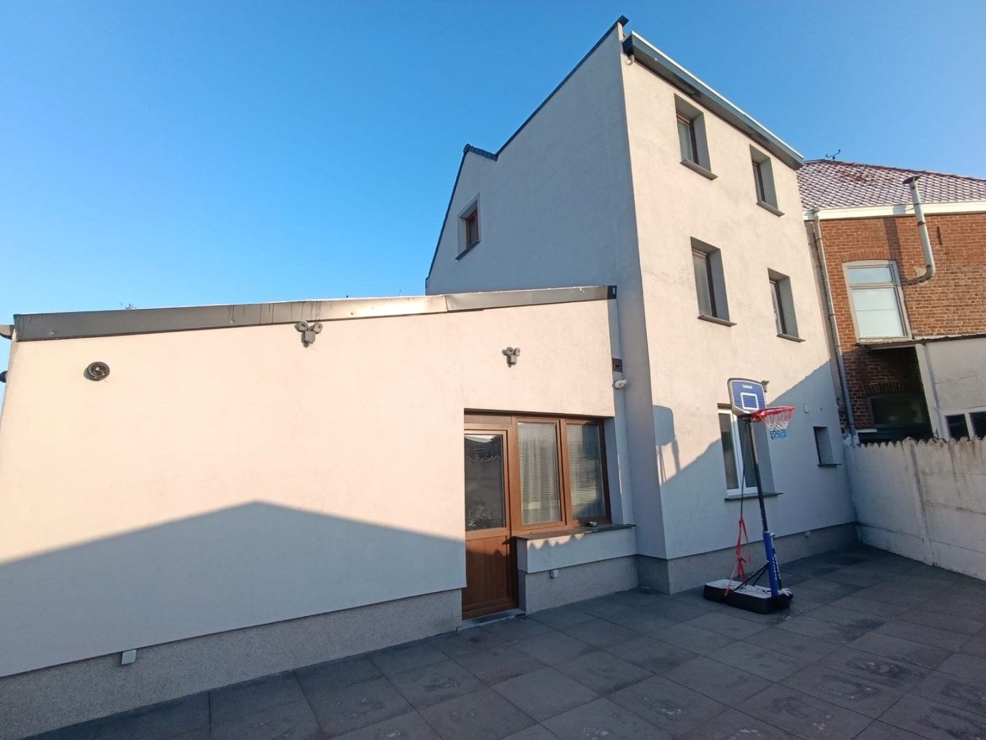 GERENOVEERDE HALFOPEN WONING MET 4 SLPKS EN RUIM TERRAS foto 2