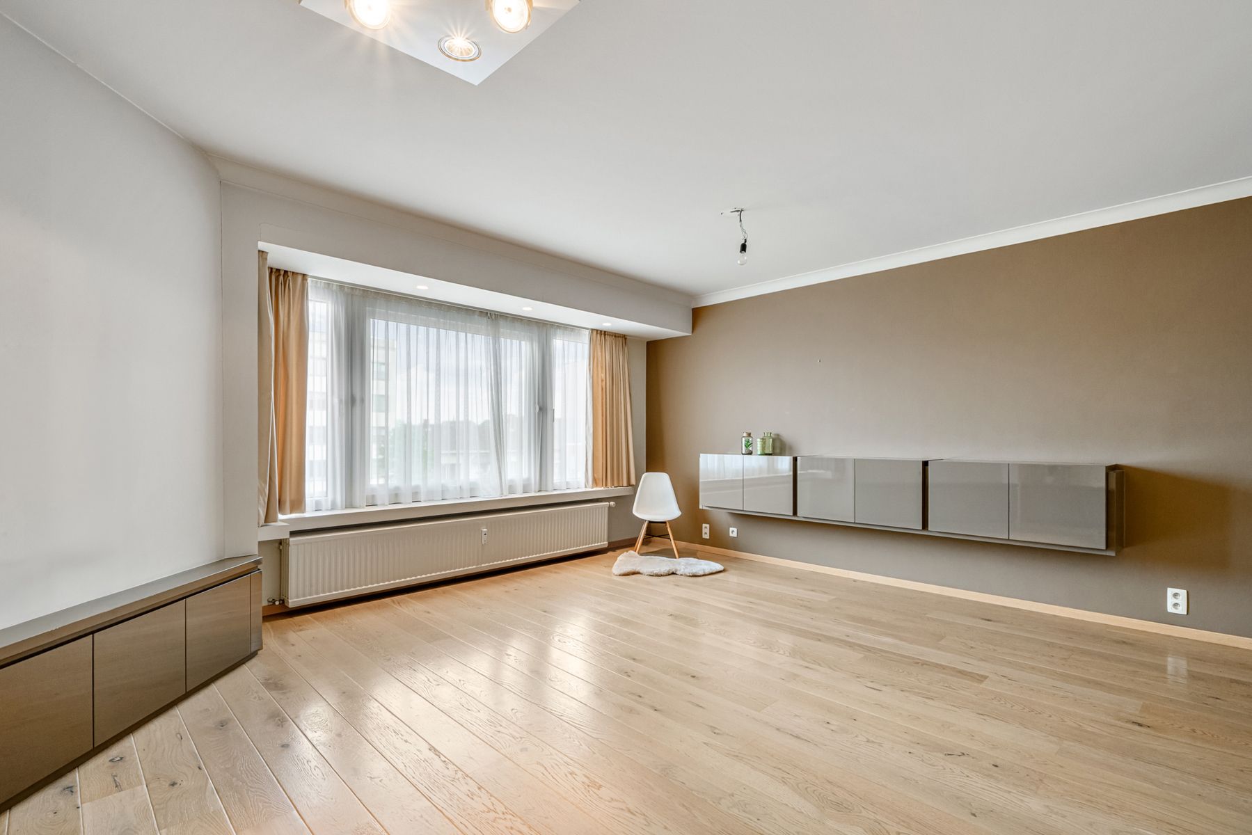 Gerenoveerd 2 slaapkamer appartement met privé kelder foto 2