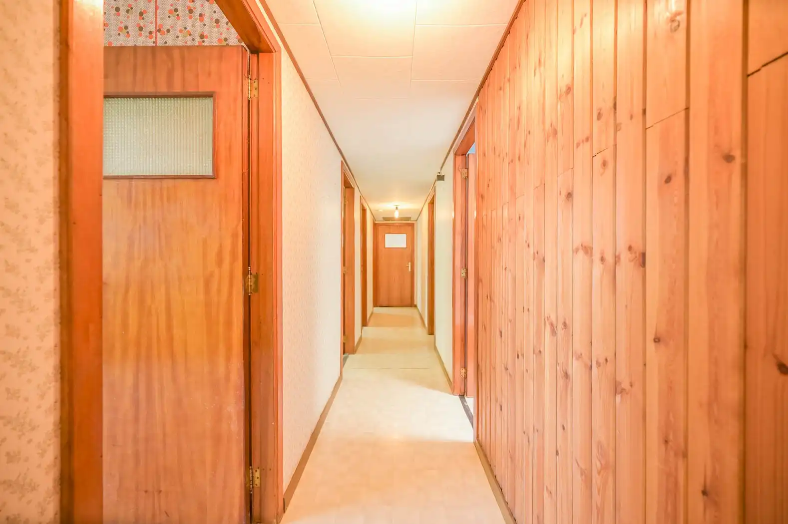 Uniek renovatieproject: lichtrijke en uiterst ruime bungalow met grote inpandige garage op een idyllisch groen perceel foto 12
