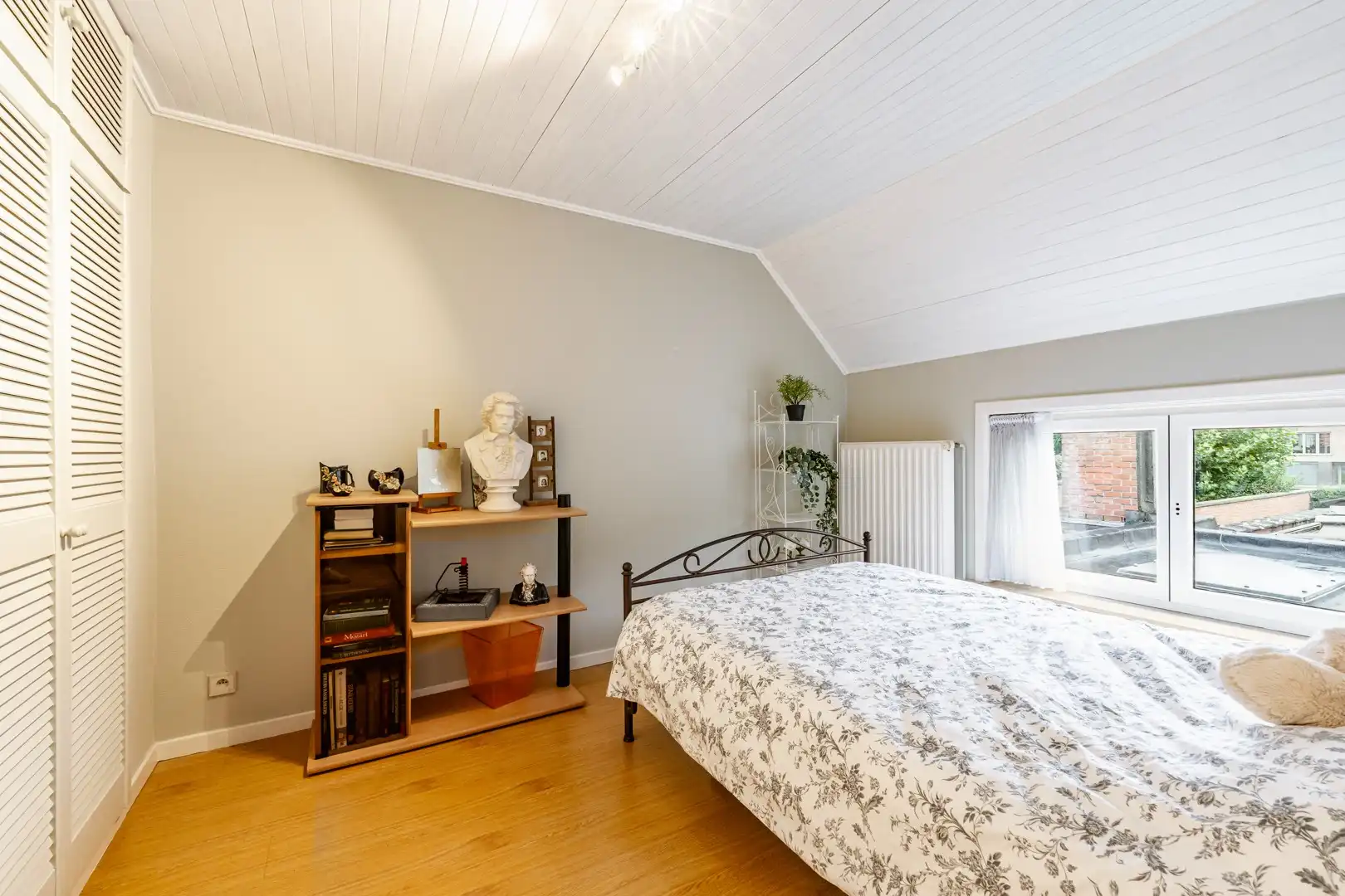 Centraal gelegen woning met 3 slaapkamers en ruime veranda foto 15