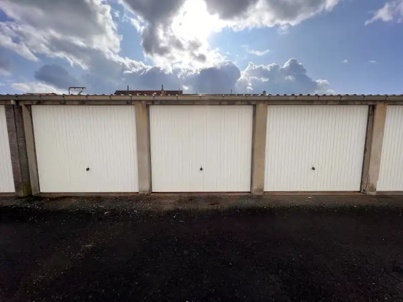 Afgesloten garageboxen in de Bloemekenswijk foto {{pictureIndex}}