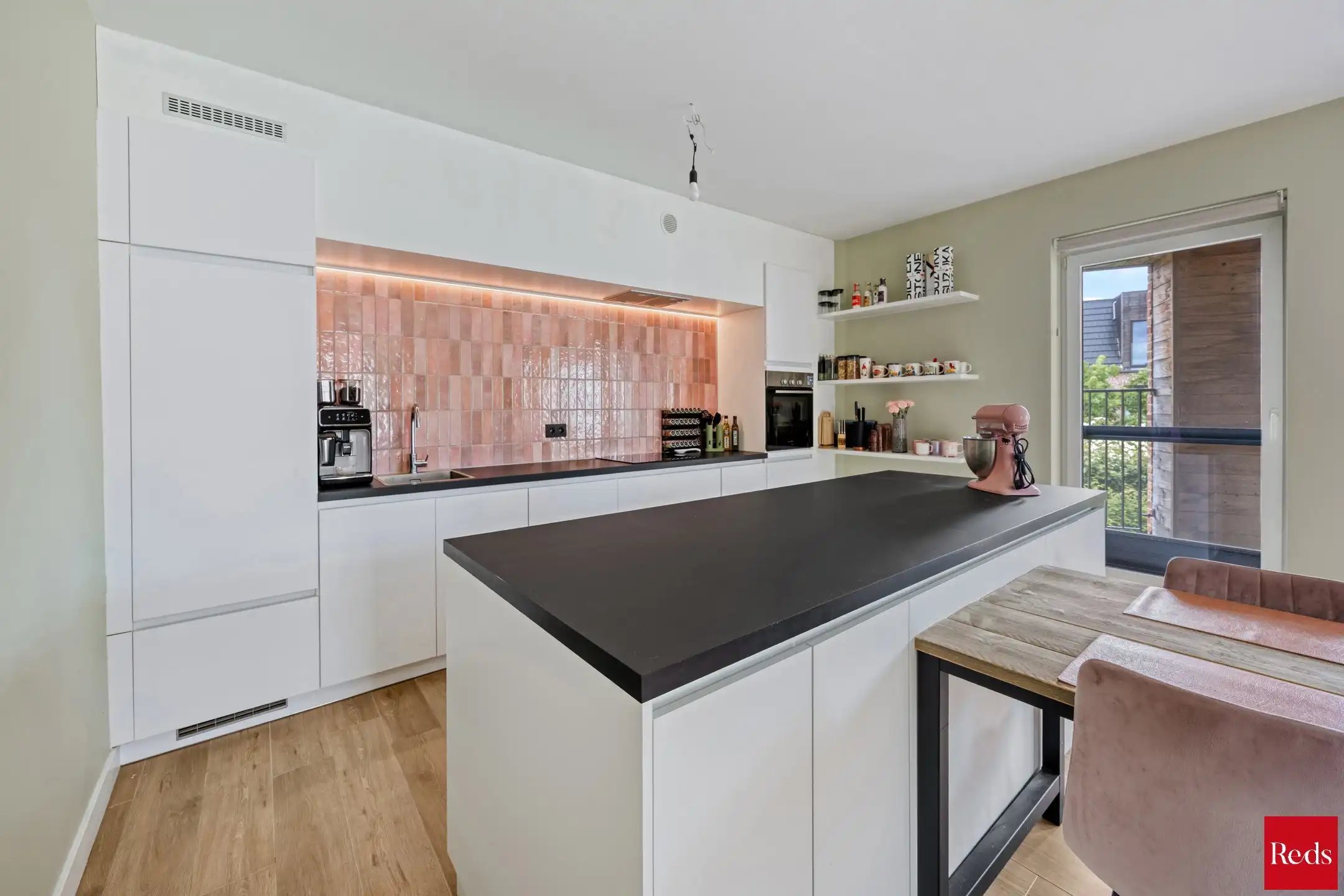 Recent appartement met terras, 2 parkeerplaatsen en kelder foto 6