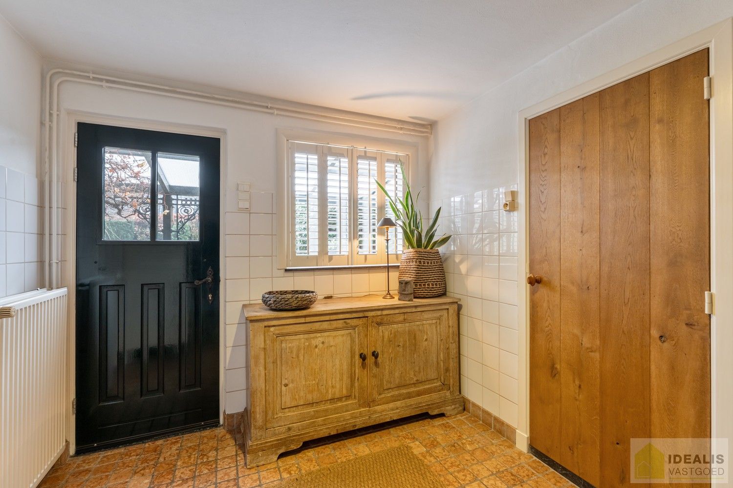 IDEALIS VASTGOED – Prachtige, stijlvolle woning met een aangename 123m² als bewoonbare oppervlakte. De woning omvat een lichtrijke ruime woonkamer voorzien van een pellet kachel en met een prachtige parketvloer dewelke overgaat in de keuken en 3 slaapkamers op een ruim en prachtig aangelegd perceel van 7a 42ca. Dit alles gelegen in een heerlijk rustige straat, op enkele minuten zowel van de centra van Pelt als Achel, doch ook op een steenworp van de Nederlandse grens, dichtbij Valkenswaard en Eindhoven. foto 18