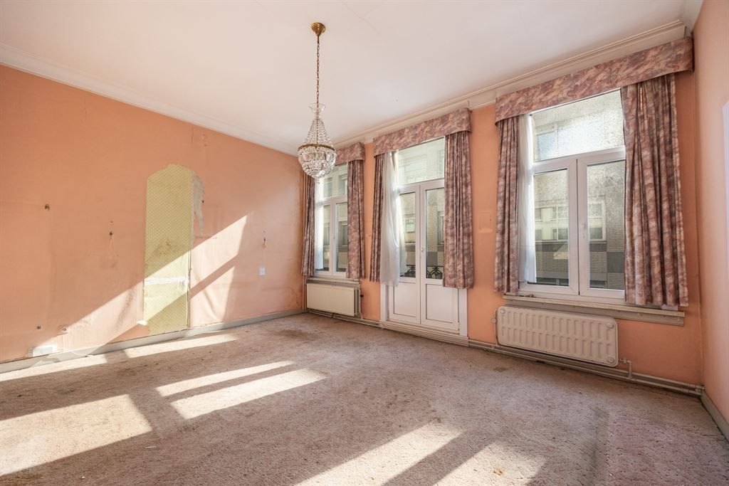 Magazijn pal in de stad met grote woonst foto 23