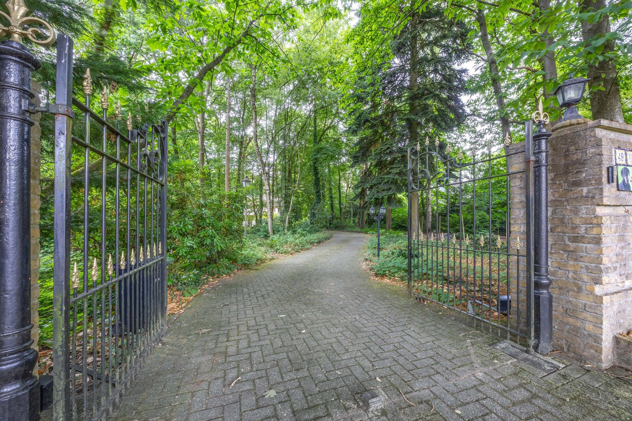 Woning met bijgebouw op groen domein van 3.905 m2 foto 4