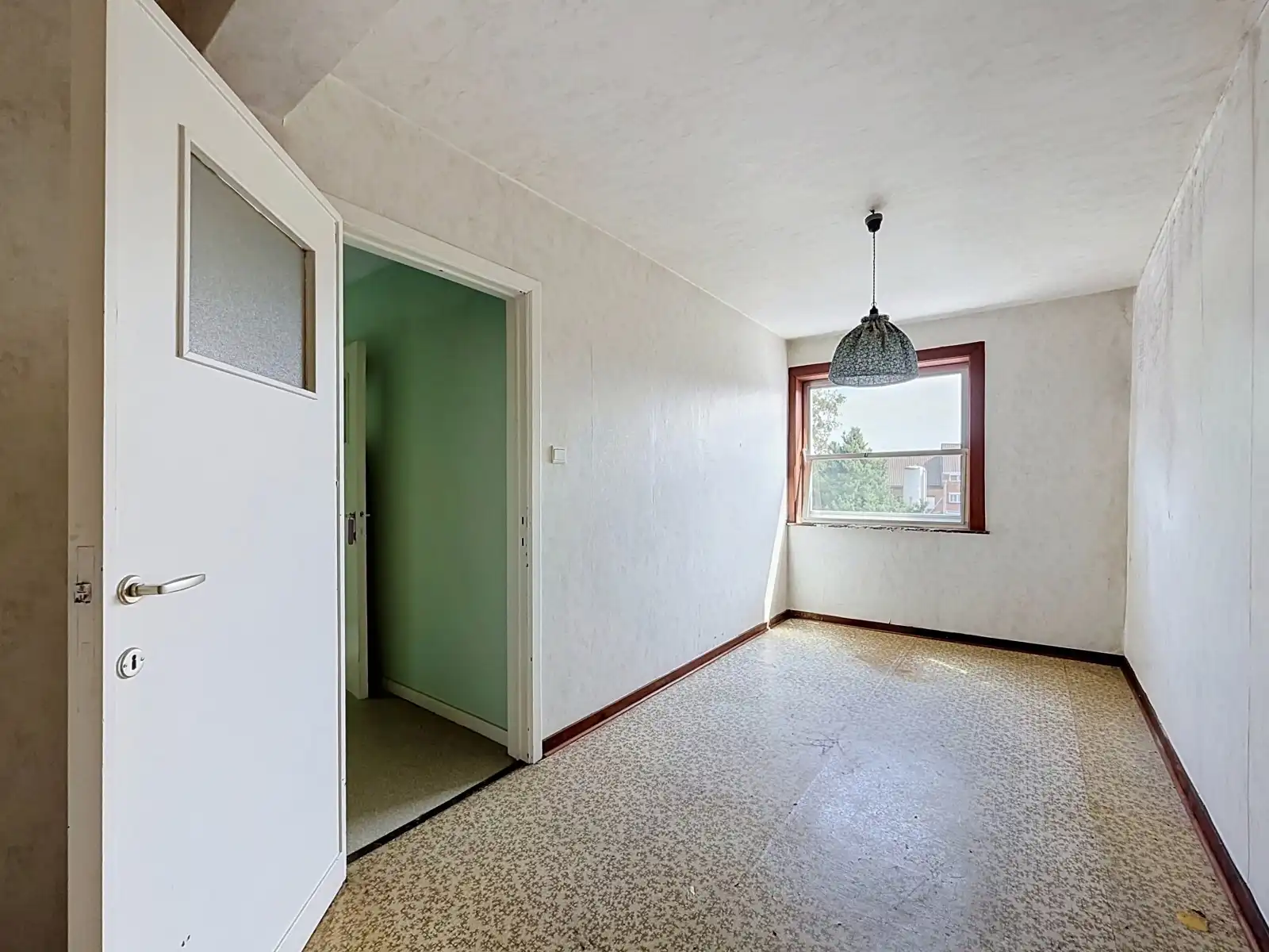 Woning met 4 SLPK, Tuin, Garage én mooi renovatiepotentieel! foto 16