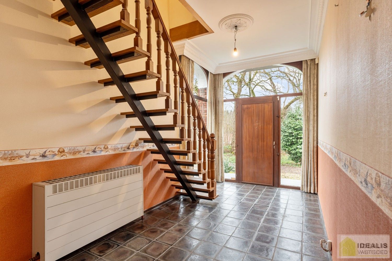 IDEALIS VASTGOED – Ruime te renoveren villa op riant perceel! De villa omvat 198m² netto bewoonbare oppervlakte met een ruime woonkamer en aansluitend uitgeruste keuken, badkamer, 2 grote en 1 kleine slaapkamer, kelder, veranda en 2 garages met sectionale poort van ca. 100m². De villa is gelegen op een prachtig perceel met een oppervlakte van ca. 1,1 hectare (11.000m²)! omgeven door bosgebied! Zeer geschikt voor kandidaten op zoek naar een unieke locatie zeer centraal gelegen, doch volledig omgeven door groen. foto 20