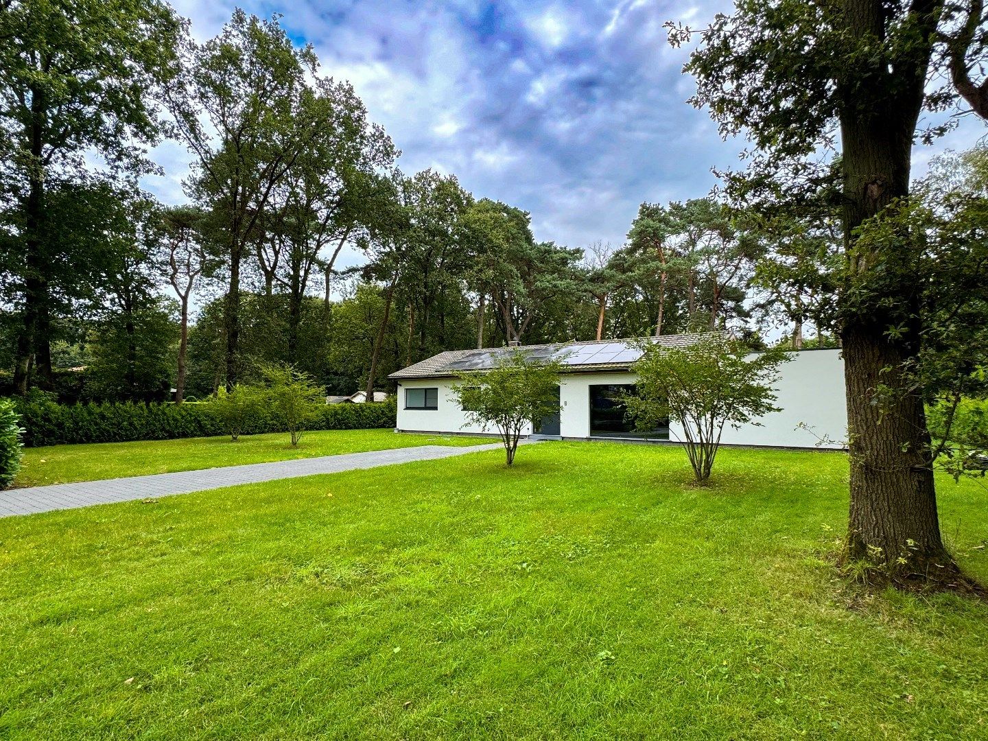 Prachtig gerenoveerde villa  met 4 slpk's, een bew. opp. van 200 m² op een uiterst rustig en groene ligging te Schilde foto {{pictureIndex}}