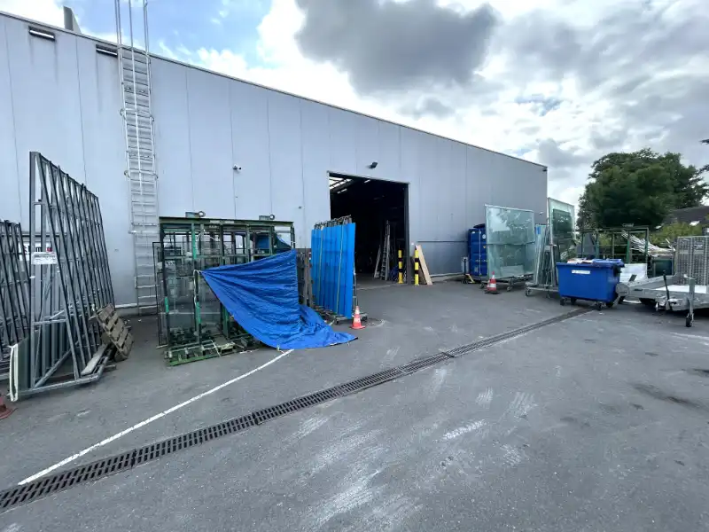 Bedrijfsgebouw van ca. 700 m² + mezzanine + kantoren en buitenopslag op topligging foto 3