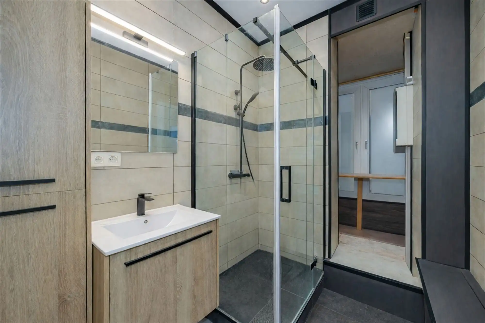 Perfect instapklaar appt met 2 slk + 2 badk vlakbij het Station foto 12