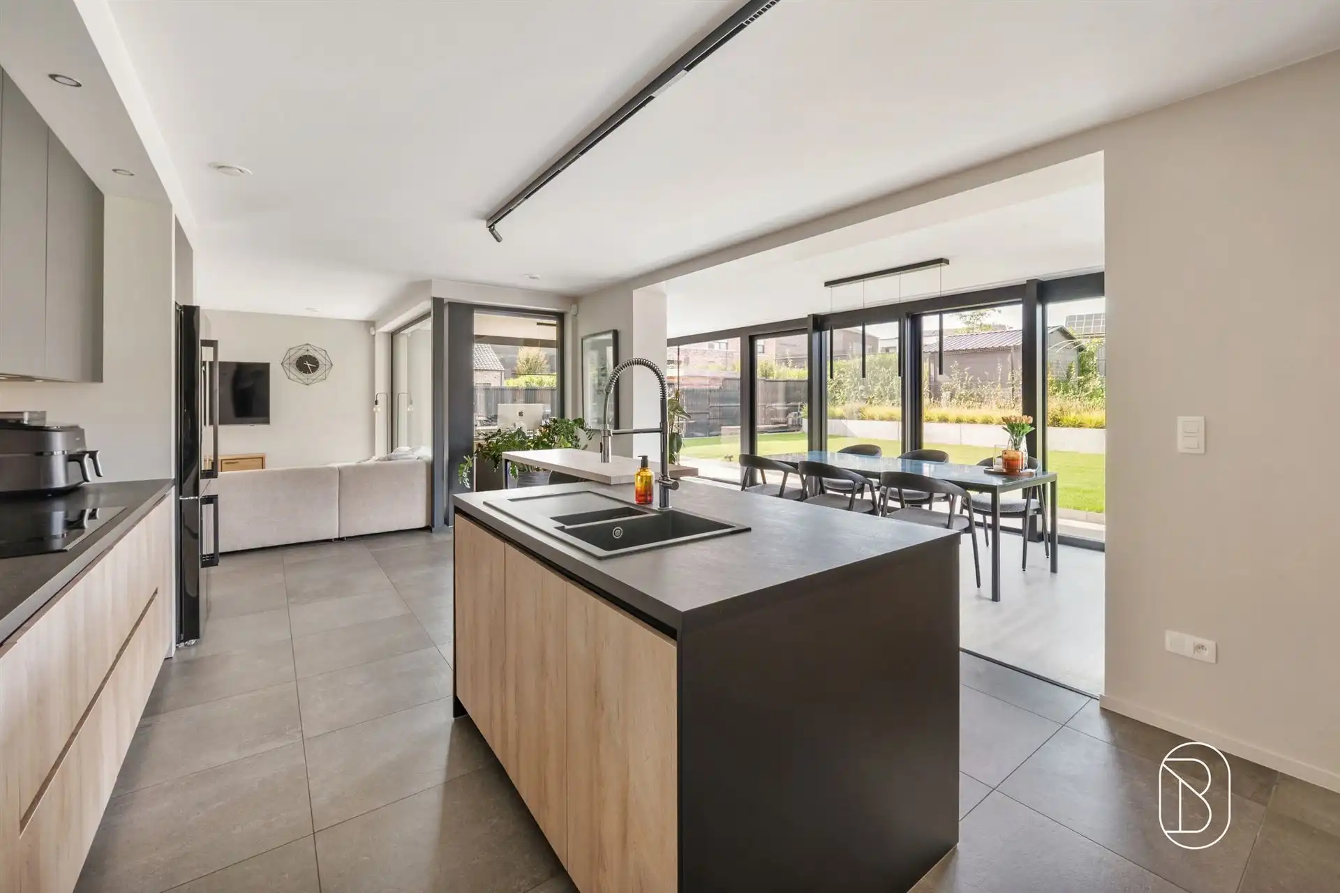 Topgelegen recente moderne woning foto 12