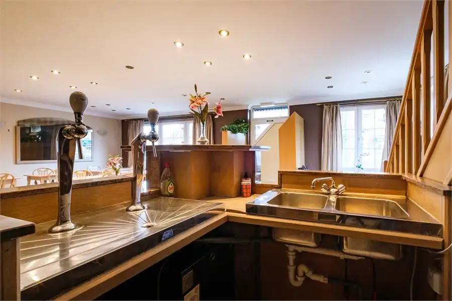 HANDELSHUIS MET VEEL POTENTIEEL IN HET CENTRUM VAN GINGELOM foto 9