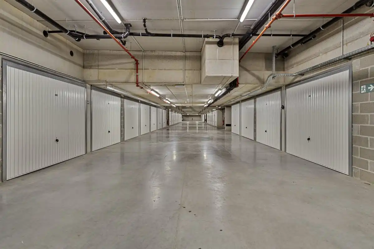 Vlot toegankelijke garagebox in Brugge centrum foto {{pictureIndex}}