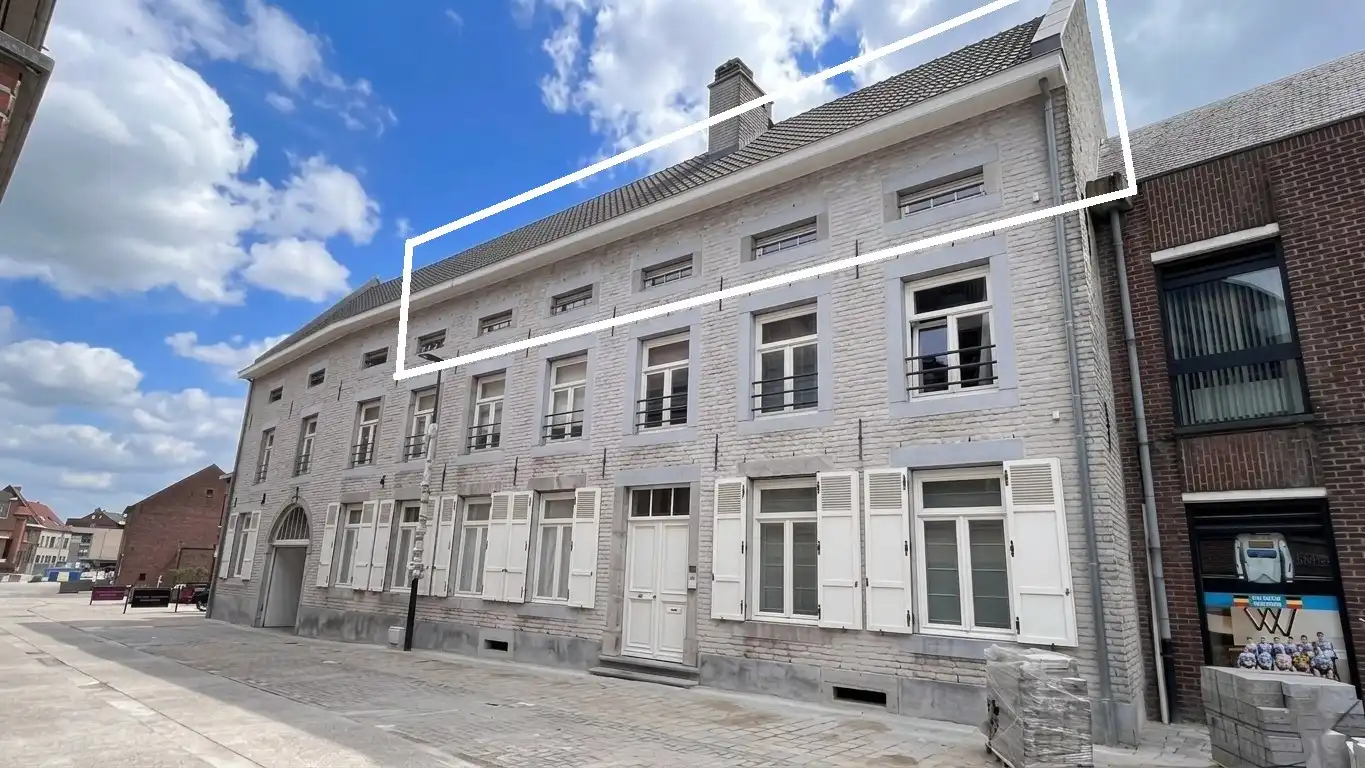 Unieke loft met terras en private parking. Uitstekende ligging aan de vernieuwde Markt. foto {{pictureIndex}}