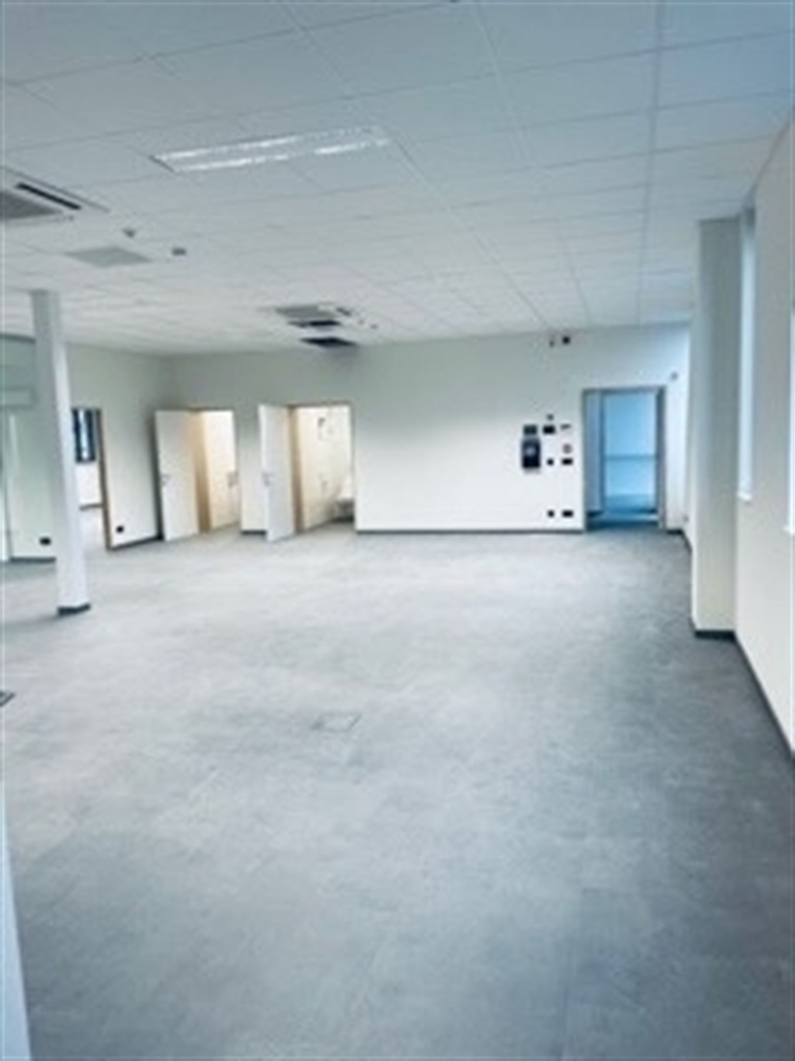 kantoorgebouw met 2x 400m² op her eerste en tweede verdiep - reeds ingericht foto 10