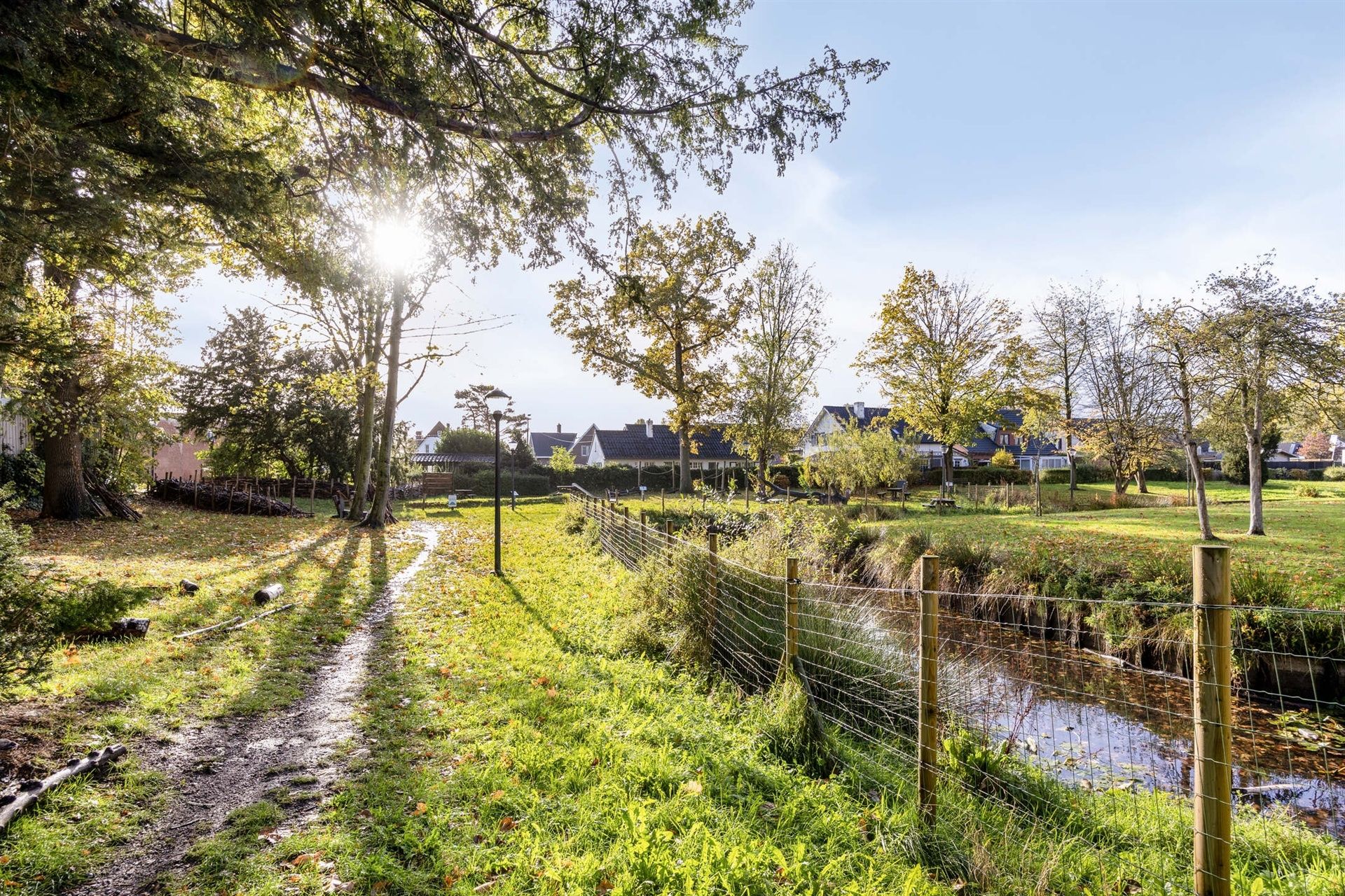 Rustiggelegen woning met atelier en knusse tuin! foto 24